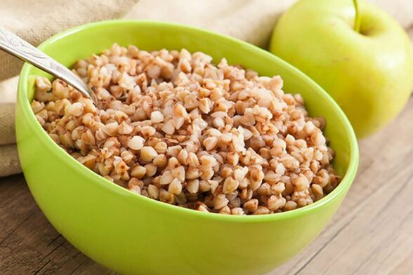 একটি খাদ্য উপর buckwheat porridge
