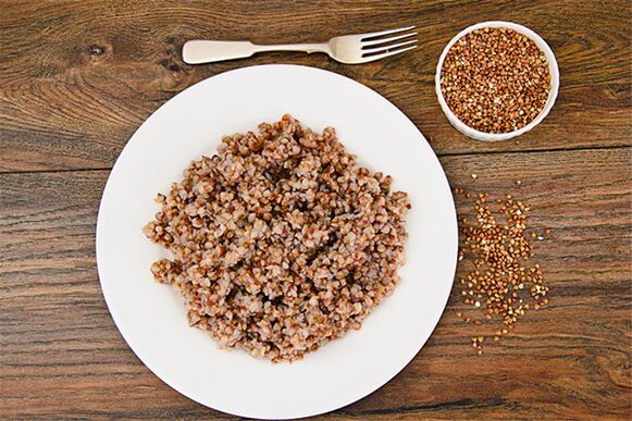 একটি খাদ্য উপর বাষ্প করা buckwheat